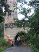 Dolny Śląsk-Prochowice: Wicio przy bramie zamku (13-09-2003)
