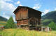 Szwajcaria-Ritzingen: charakterystyczny dla regionu Wallis drewniany spichlerz posadowiony na okrągłych kamieniach dla ochrony przed myszami (25-06-2003)